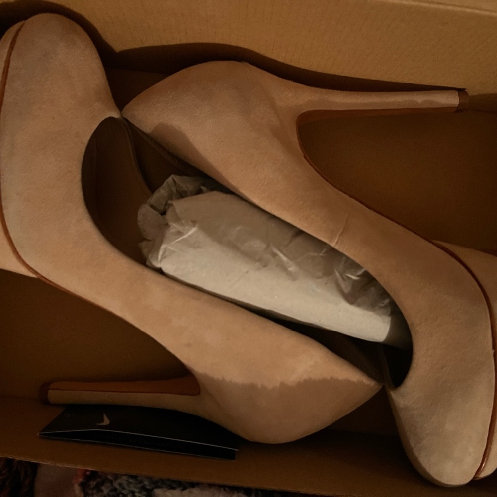 Bcbg max ultra suede VERO cucio $225 luxury , leather & suede heels
